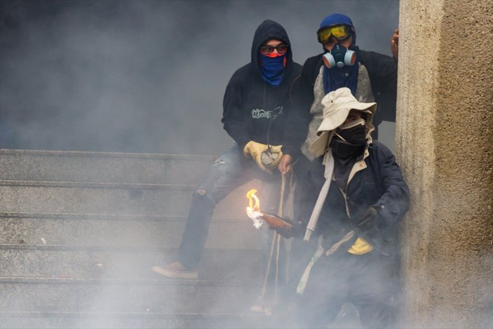 Kolombiya'da öğrenciler polisle çatıştı
