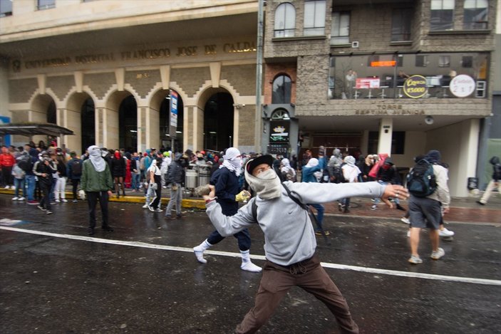 Kolombiya'da öğrenciler polisle çatıştı