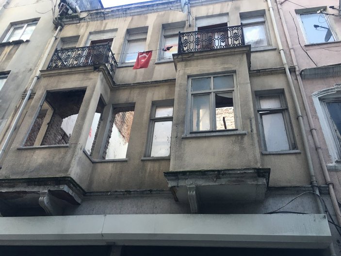 Beyoğlu’nda metruk bina çöktü