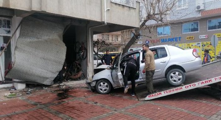 Antalya'da araç iş yerine girdi: Sürücü öldü