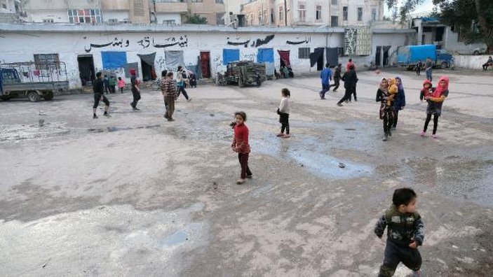 Rejim saldırılarından kaçan aileler, hapishaneye sığındı