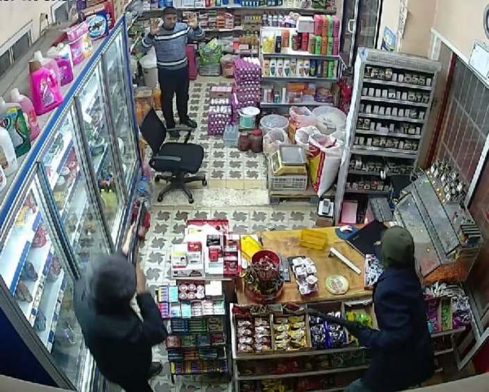 Adana'da maskeli şahıslar marketi gasbetti