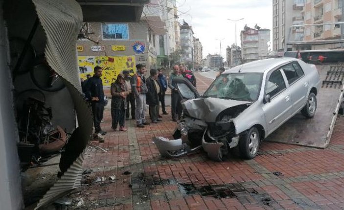 Antalya'da araç iş yerine girdi: Sürücü öldü