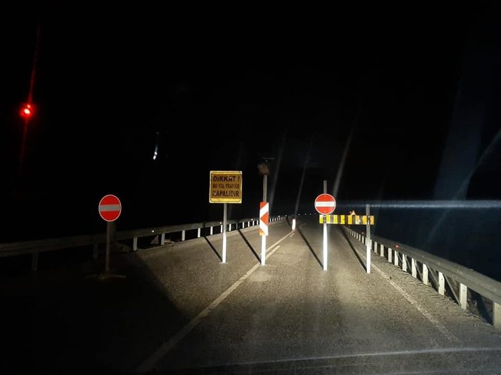 Afyonkarahisar'da çöken yol trafiğe kapandı