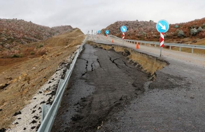 Afyonkarahisar'da çöken yol trafiğe kapandı
