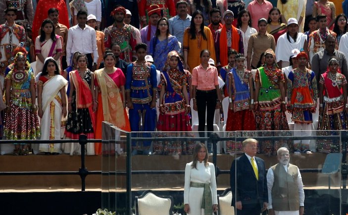 Trump, Hindistan'da 100 bin kişiye seslendi