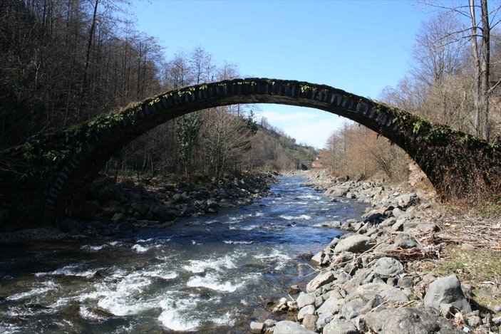 Rize'de tarihi kemer köprü yıkıldı