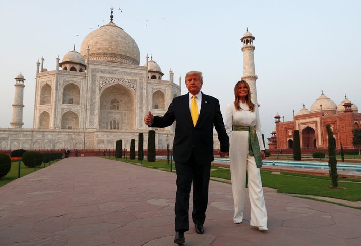 Trump, Hindistan'da 100 bin kişiye seslendi