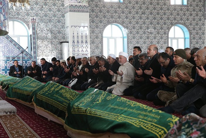 Depremde hayatını kaybedenler için cenaze töreni