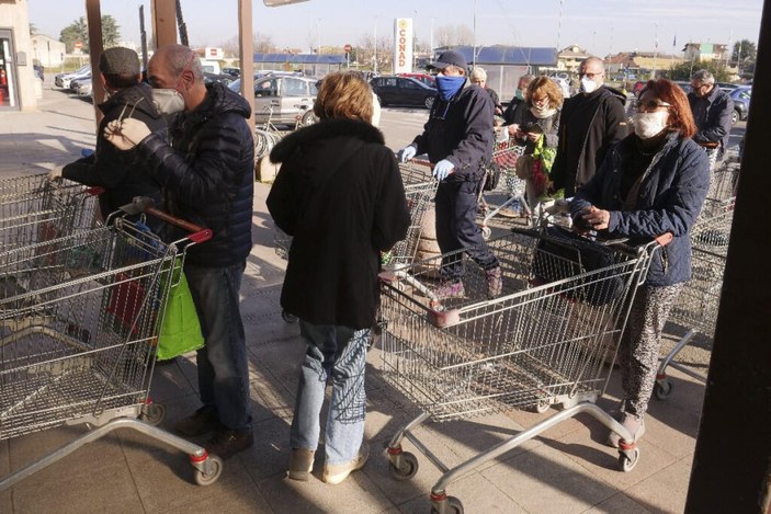 İtalya'da koronavirüs korkusu marketleri boşalttı