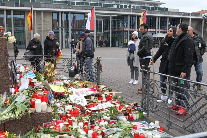 Alman ırkçının öldürdüğü 9 kişi çiçeklerle anıldı