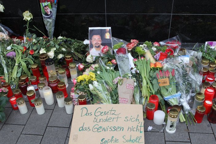 Alman ırkçının öldürdüğü 9 kişi çiçeklerle anıldı