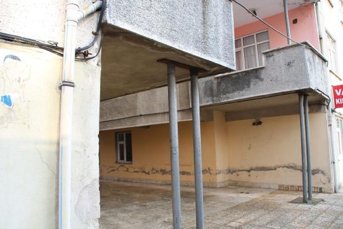 Rize'de yan yatan binalar vatandaşları korkutuyor