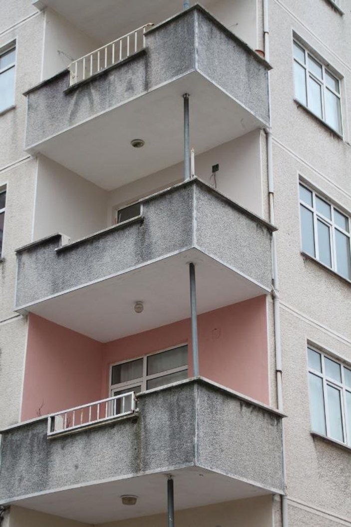 Rize'de yan yatan binalar vatandaşları korkutuyor