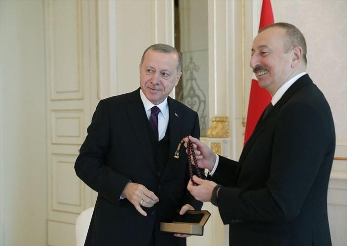 Cumhurbaşkanı Erdoğan, Aliyev'e tespih hediye etti