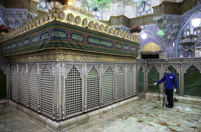 İran'da türbeler, ziyaretler devam etsin diye ilaçlanıyor