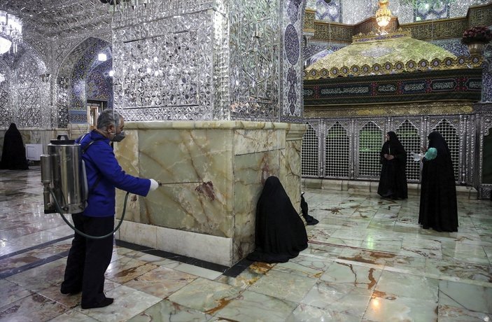 İran'da türbeler, ziyaretler devam etsin diye ilaçlanıyor