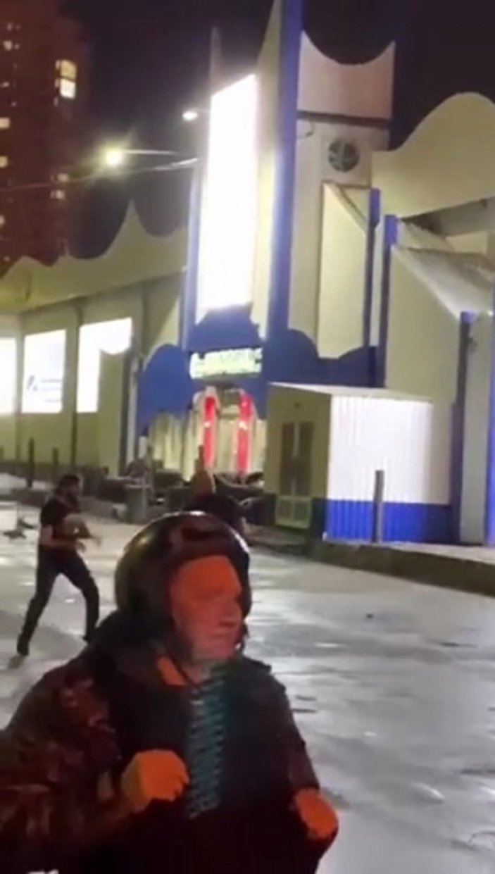 Rus polisi sokak dövüşünü engellemek yerine izledi
