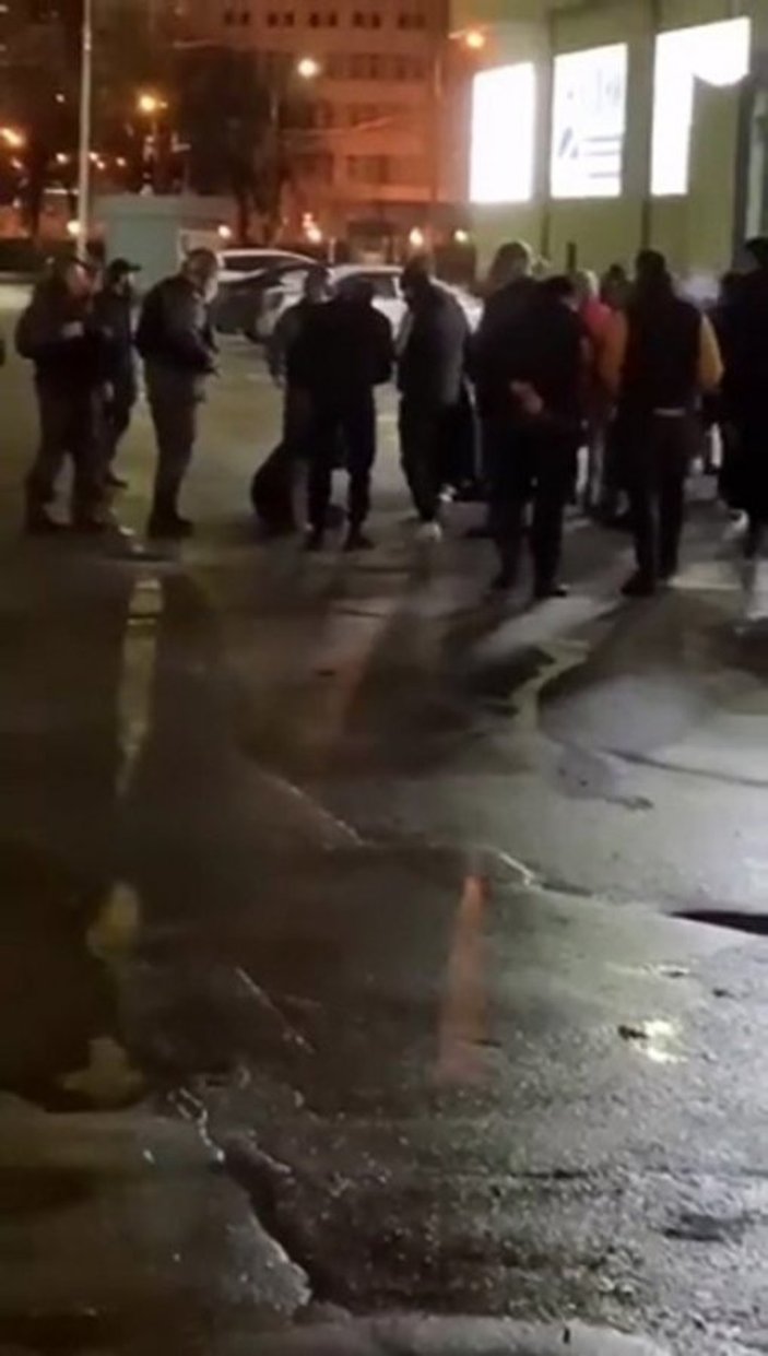 Rus polisi sokak dövüşünü engellemek yerine izledi