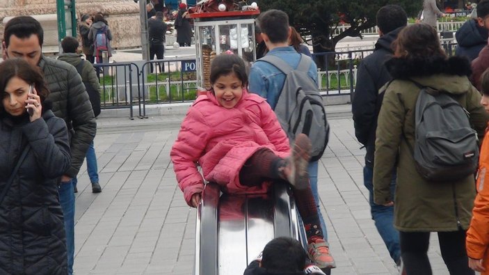 Taksim Metro’da çocukların tehlikeli oyunu