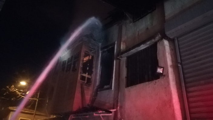 İzmir'deki ahşap evde yangın
