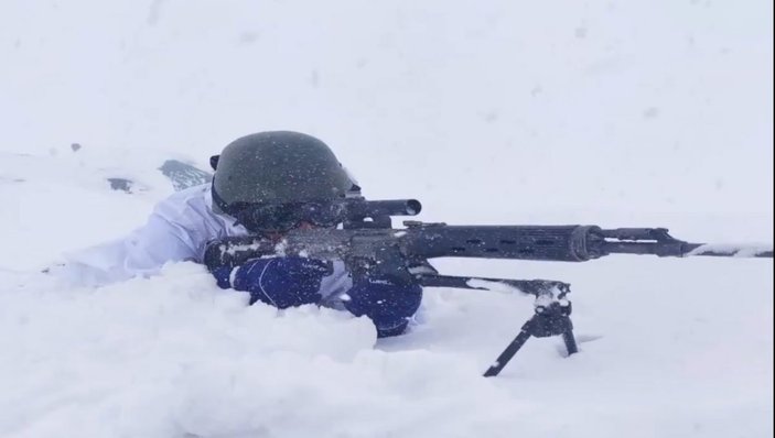 Türk askerini zorlu kış şartları pes ettirmiyor