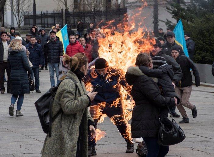 Ukrayna'da Cumhurbaşkanlığı Ofisi önünde kendini yaktı