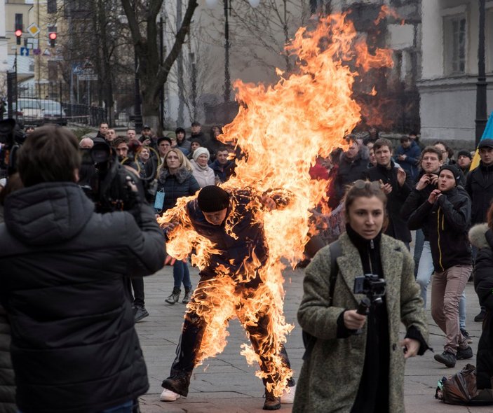 Ukrayna'da Cumhurbaşkanlığı Ofisi önünde kendini yaktı