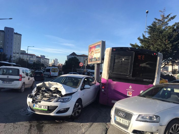 Ataşehir'de otomobil ile yolcu otobüsü çarpıştı: 1 yaralı
