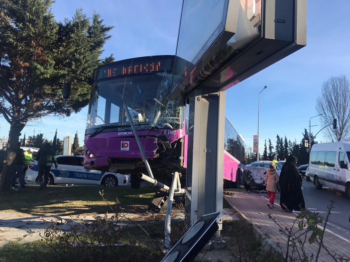 Ataşehir'de otomobil ile yolcu otobüsü çarpıştı: 1 yaralı