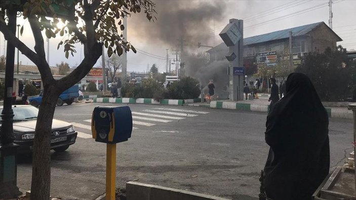 İran'da benzin zammı protesto eden anne ve oğluna 15 yıl ceza