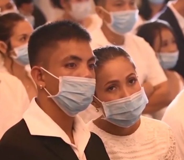 Filipinler'de 200 çift dünyaevine maskeyle girdi