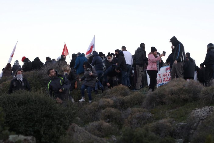 Yunanistan'da ada halkı göçmen kampları için sokakta