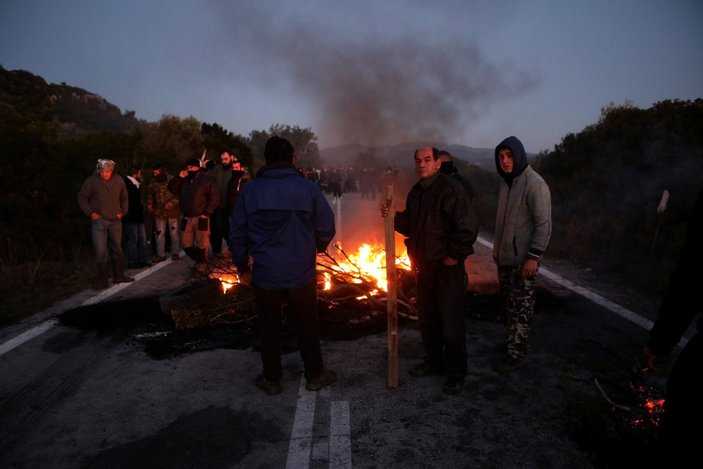 Yunanistan'da ada halkı göçmen kampları için sokakta