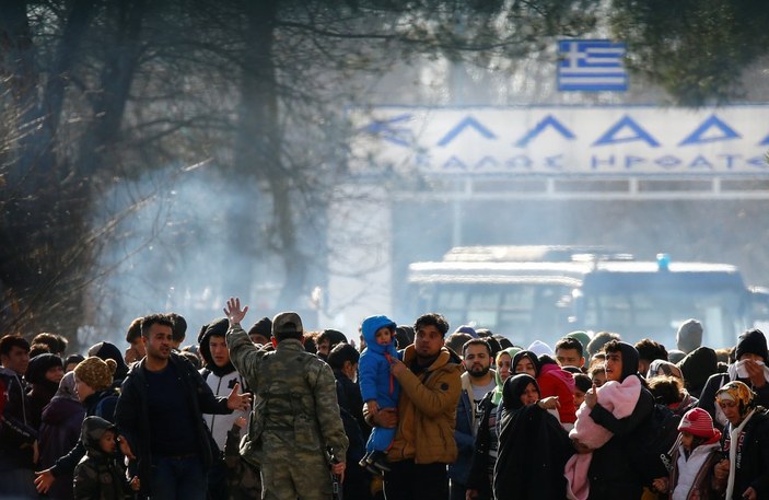 Yunan polisinden göçmenlere biber gazlı müdahale