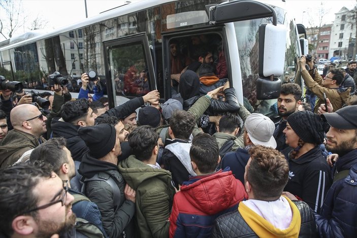 Mülteciler akın akın sınıra doğru gidiyor