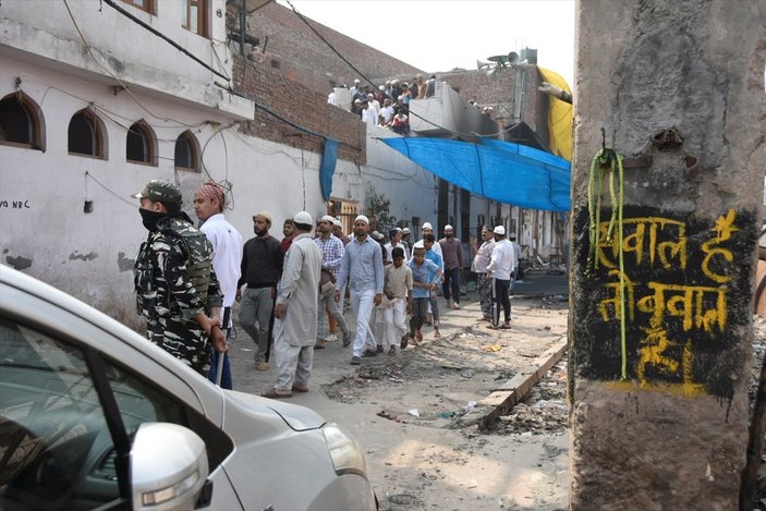 Hindistan'da yakılan caminin çatısında Cuma namazı