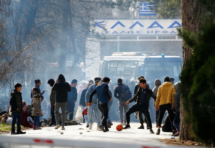 Yunan polisinden göçmenlere biber gazlı müdahale