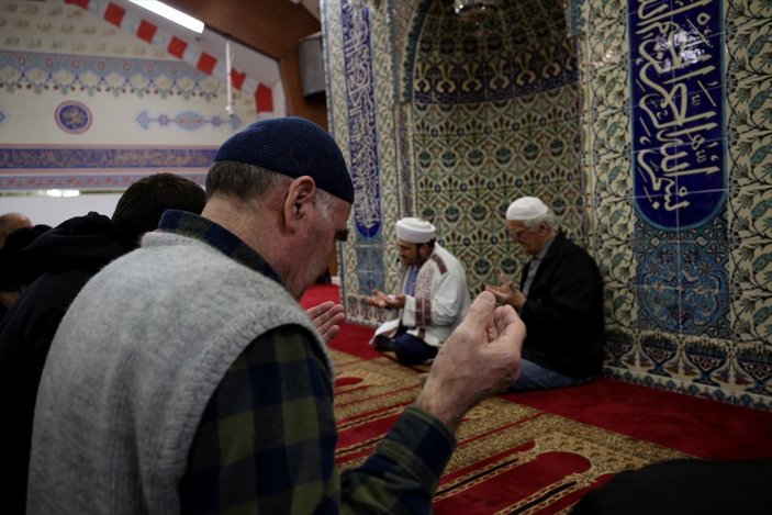 ABD'deki camide eller Mehmetçik'e dua için kalktı