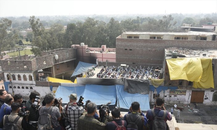Hindistan'da yakılan caminin çatısında Cuma namazı