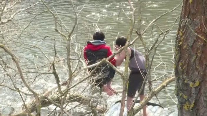 Mülteciler Meriç Nehri'ni yüzerek geçti
