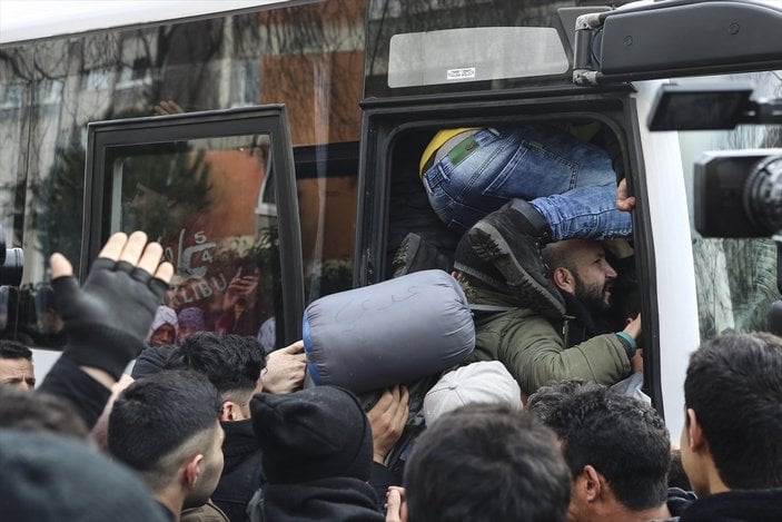 Mülteciler akın akın sınıra doğru gidiyor