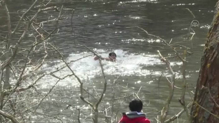 Mülteciler Meriç Nehri'ni yüzerek geçti