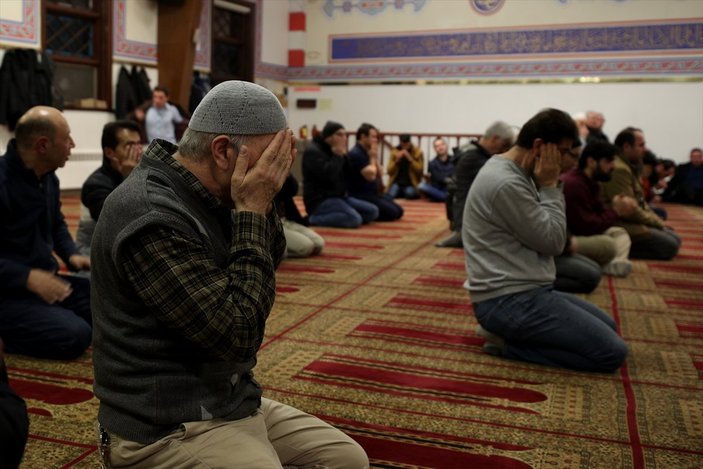 ABD'deki camide eller Mehmetçik'e dua için kalktı