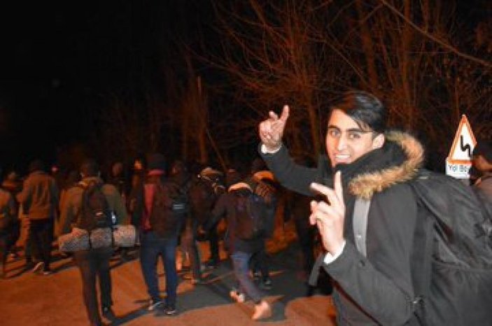 Mülteciler güle-oynaya Avrupa sınırında