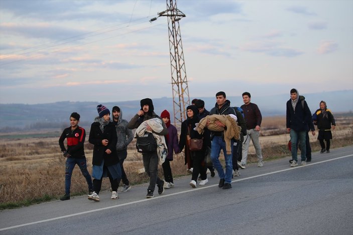 Mülteciler Avrupa'ya geçmek için sınırda