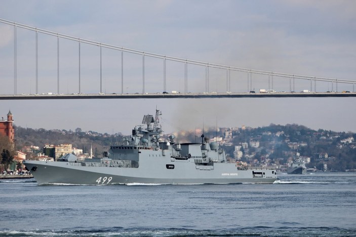 Rus savaş gemileri İstanbul Boğazı'ndan geçti