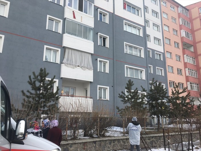Erzurum'da bir binanın penceresinden düşen kadın öldü