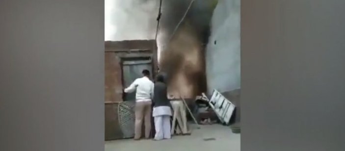 Hindistan'da Müslüman ailenin evi yakıldı