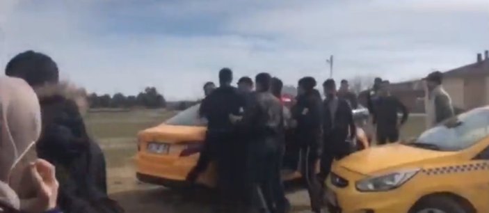 Taksicilerle Edirne'ye giden göçmenler arasında kavga